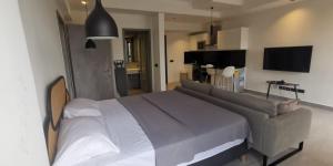 1 dormitorio con 1 cama grande y TV en Luxurious 1 bedroom space, en Accra