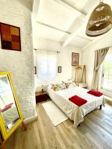 1 dormitorio con cama y espejo en Monte Carrascal Guesthouse, en Salir