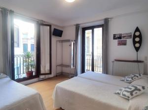 Postel nebo postele na pokoji v ubytování Gurtxu Rooms by Sun Sebastián