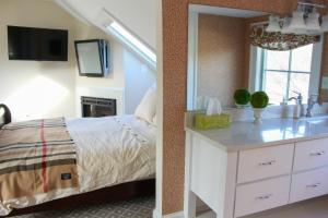 um quarto com uma cama e uma cómoda com um espelho em Mary's Land Farm em Ellicott City