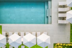 シヴォタにあるNeoma Luxury Residence - Adults Onlyの白い椅子とテーブル付きの会議室