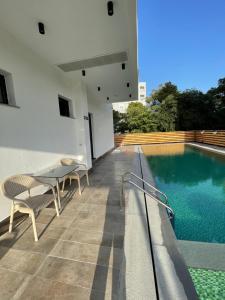 een balkon met een zwembad en 2 stoelen bij Adria Hotel in Golem