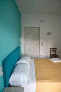 A bed or beds in a room at Villa Street Art