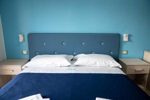 A bed or beds in a room at Villa Street Art