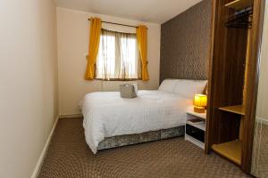 En eller flere senger på et rom på 4 beds Sleeps 5- Elegance Leisure Stay, Oldham