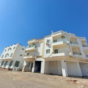 Gallery image of Coral flat with 2 bedrooms and 3 balconies . in Marsa Alam City