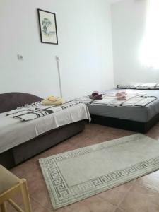 two beds sitting next to each other in a room at Apartman SB in Ulcinj