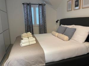 sypialnia z dużym łóżkiem z ręcznikami w obiekcie APARTMENT DEANA w mieście Jezera