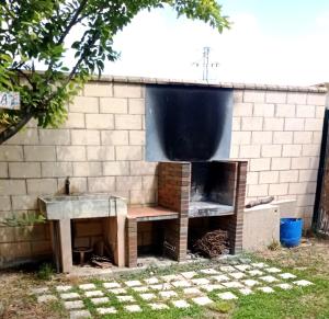 a brick wall with a table and a fireplace at Casa de Antonio MURCHANTE in Murchante