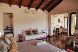 ein Wohnzimmer mit einem Bett und einem Sofa in der Unterkunft Santa Lucia in Tilcara