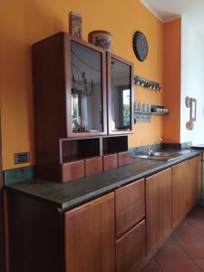 a large kitchen with a sink and a mirror at Lo Spazio Creativo in Romano Canavese