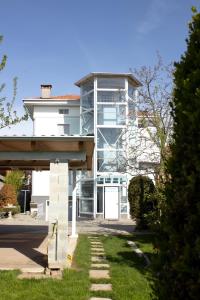 un gran edificio blanco con un camino delante de él en Villa Delbia - Il Sogno, en Candelo