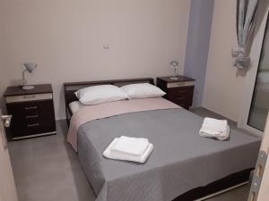 アテネにあるStylish apartmentのベッドルーム1室(ベッド1台、タオル2枚付)
