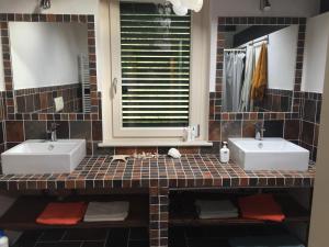 uma casa de banho com dois lavatórios e dois espelhos em Affittacamere L’ Agrumeto em Maratea