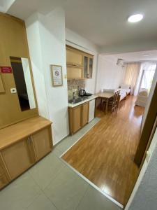 a kitchen and living room with a table and chairs at Hotel Venecia Apartments in Struga