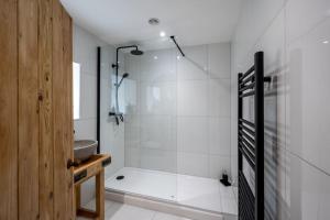 Koupelna v ubytování Spacious & Stylish StoneHous Cottage + 27 fotografií