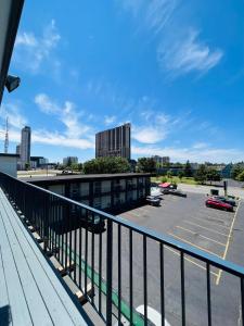 einen Blick vom Balkon eines Parkplatzes in der Unterkunft Fairway Inn by the Falls in Niagara Falls