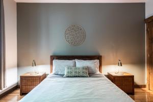 a bedroom with a large bed with two lamps at Le Boisé (Les Manoirs) Mont-Tremblant in Mont-Tremblant