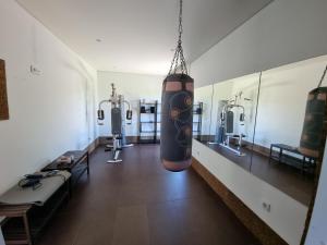 einen Fitnessraum mit einem großen Zylinder, der von der Decke hängt in der Unterkunft Villa Amor in Touguinho