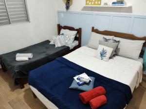two beds in a room with blue and white at Casa de charme no clima de Pedra Azul in Domingos Martins