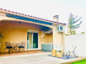 un patio con sillas y una mesa en una terraza en L’Eden sur la Colline en Peypin