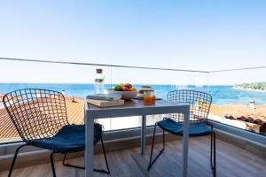 普萨克迪亚Aiora Suites的海景客房内的桌椅