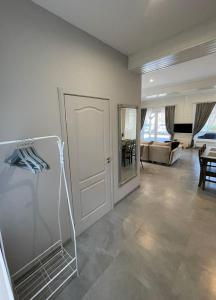 Habitación con puerta blanca y sala de estar. en Apartamenti Starp Krastiem en Liepāja