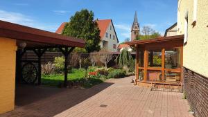um jardim com um pavilhão ao lado de uma casa em HässelHof - 80qm Ferienwohnung im Zentrum von Bad Liebenwerda em Bad Liebenwerda