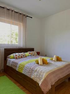 - une chambre avec un grand lit et une fenêtre dans l'établissement Apartment Imela, à Pula