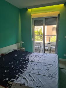 Budva Centar في بودفا: غرفة نوم بسرير ومنظر على فناء
