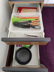 szuflady z naczyniami i łopatką w obiekcie 1 Zimmer Studio mit Kitchenette w mieście Bad Ragaz