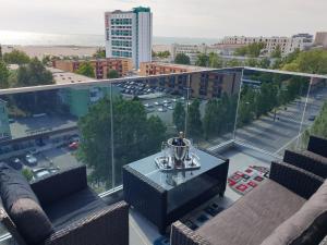 un balcón con vistas a un aparcamiento en Sea view Apartment en Mamaia