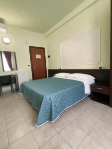 Ένα ή περισσότερα κρεβάτια σε δωμάτιο στο Hotel Liana