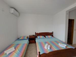 two twin beds in a room with at Apartments Ivana in Ulcinj