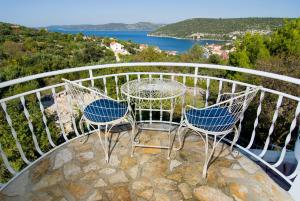 a table and chairs sitting on top of a balcony at Holiday Home Lida in Drvenik Veli