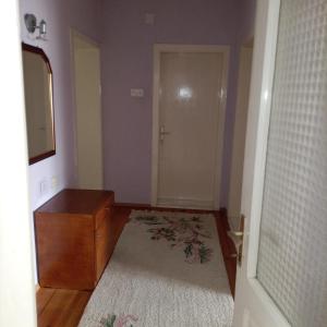 Apartman Biljana في بيروفو: غرفة فارغة مع خزانة ومرآة