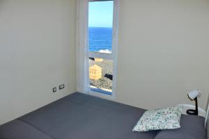 Habitación con cama y vistas al océano. en Amazing Ocean View Apartment en Poris de Abona