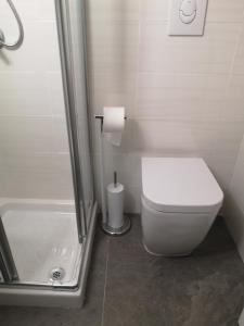 bagno bianco con servizi igienici e doccia di Mikhael Apartment a Monte SantʼAngelo