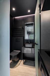 czarna łazienka z umywalką i toaletą w obiekcie Sogndal Fjordpanorama - Studio Cabins With View w mieście Sogndal