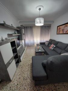 ein Wohnzimmer mit einem Sofa und einem Tisch in der Unterkunft piso villavarela in Tarifa