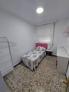 ein Schlafzimmer mit einem Bett in einem weißen Zimmer in der Unterkunft piso villavarela in Tarifa