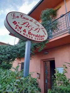 a sign for a restaurant in front of a building at B&B La Casa di Zia Lina in Monsummano Terme