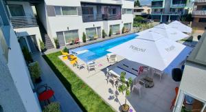 Bazén v ubytování Bunga Bunga Resort Mamaia Nord nebo v jeho okolí