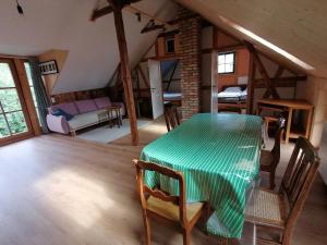 uma sala de jantar com uma mesa verde e cadeiras em Ferienwohnung Villa Claudia em Dresden