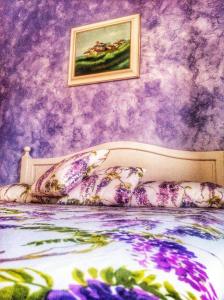 una pintura de un dormitorio con una cama con flores en B&B Libertà Marsala, en Marsala