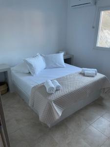 Postel nebo postele na pokoji v ubytování Aegean Breeze Kythnos Greek small apartment