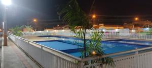 una piscina in cima a un edificio di notte di Apartamento Space Calhau a São Luís