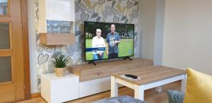 Telewizja i/lub zestaw kina domowego w obiekcie Piso puerto Foz