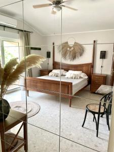 een slaapkamer met een bed en een glazen wand bij Villa Lantana in Vir
