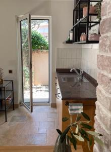 een keuken met een spoelbak en een aanrechtblad bij Villa Lantana in Vir +69 foto's